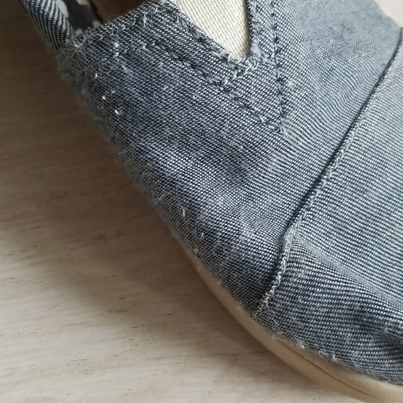 Toms Chambray Slip On Shoes - Picture 4 of 7